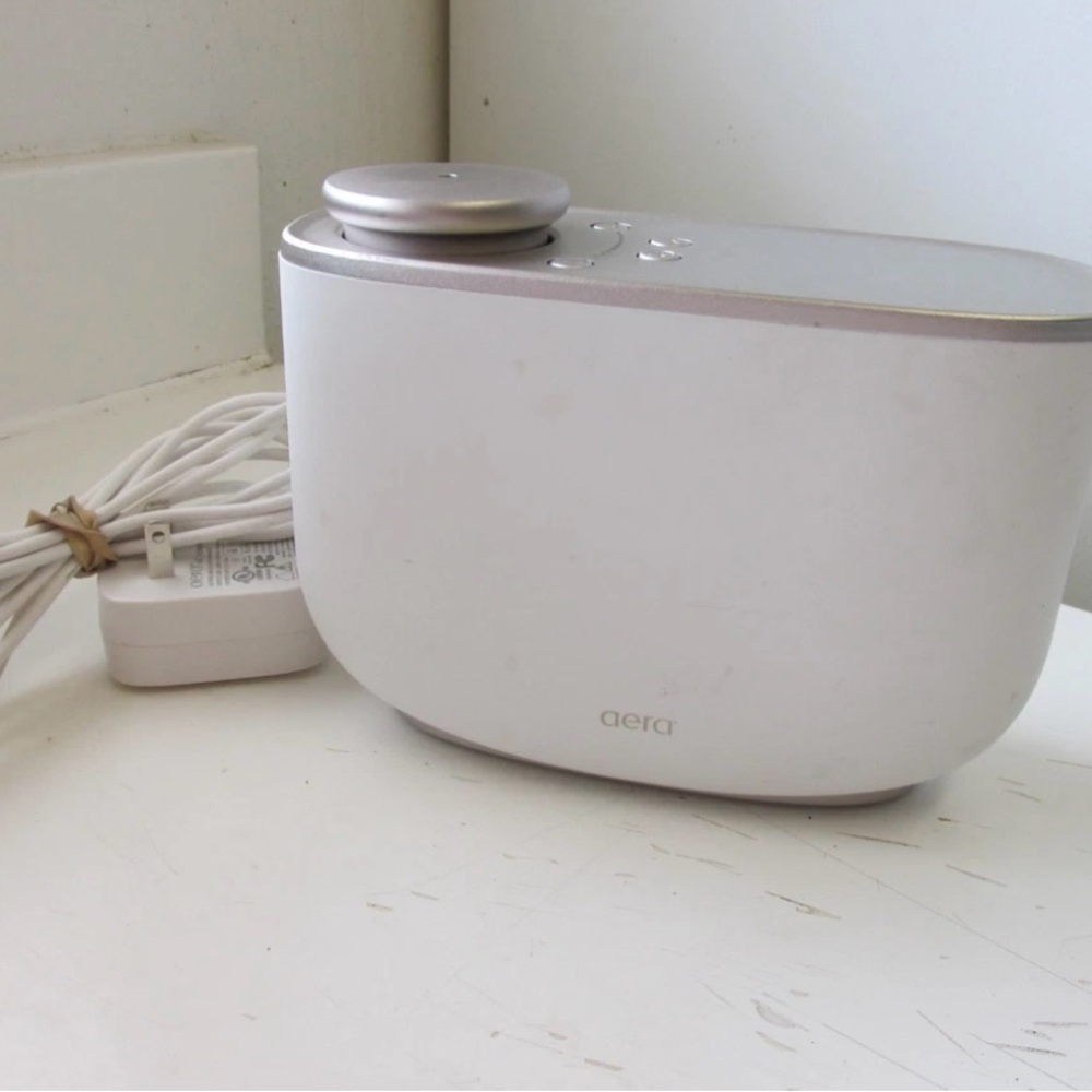 Aera White Smart Diffuser - lightly used - newest version